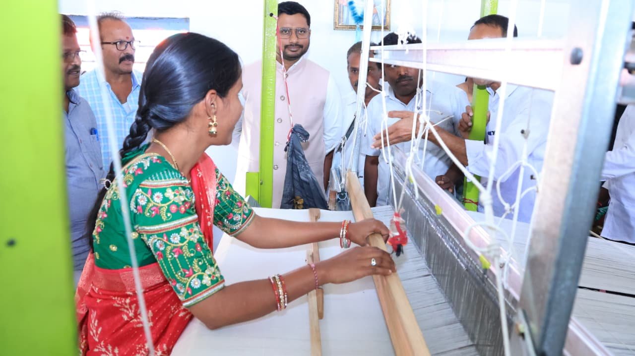  బ్రాండింగ్,మార్కెటింగ్, సేల్స్ పెరగాలి    ఇక్కత్ కళాకారుల జీవనోపాధి మెరుగు పడాలి 